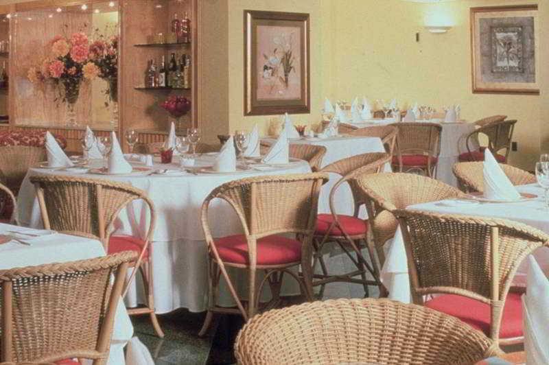 فندق فورتاليزفي  تيوليب إن سانت مارتن المطعم الصورة